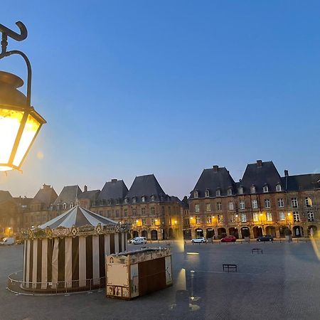 Suites Mana- Studio Art Ducal Avec Terrasse Sur L'Arriere De La Place Ducale Parking Inclus Charleville-Mézières Esterno foto